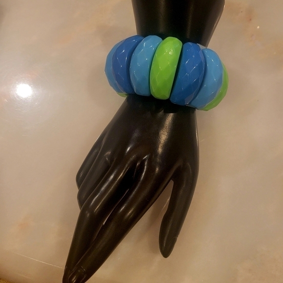 Statement Acrylic Bracelet - Picture 3 of 4